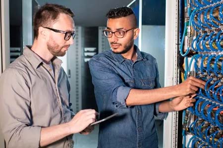 специалисты по компьютерным специальностям